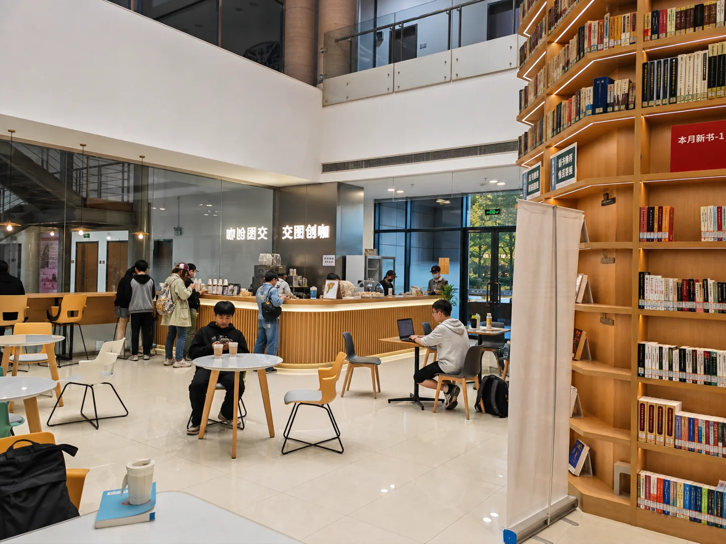 上海交通大学图书馆内交圕创咖与书墙空间实拍